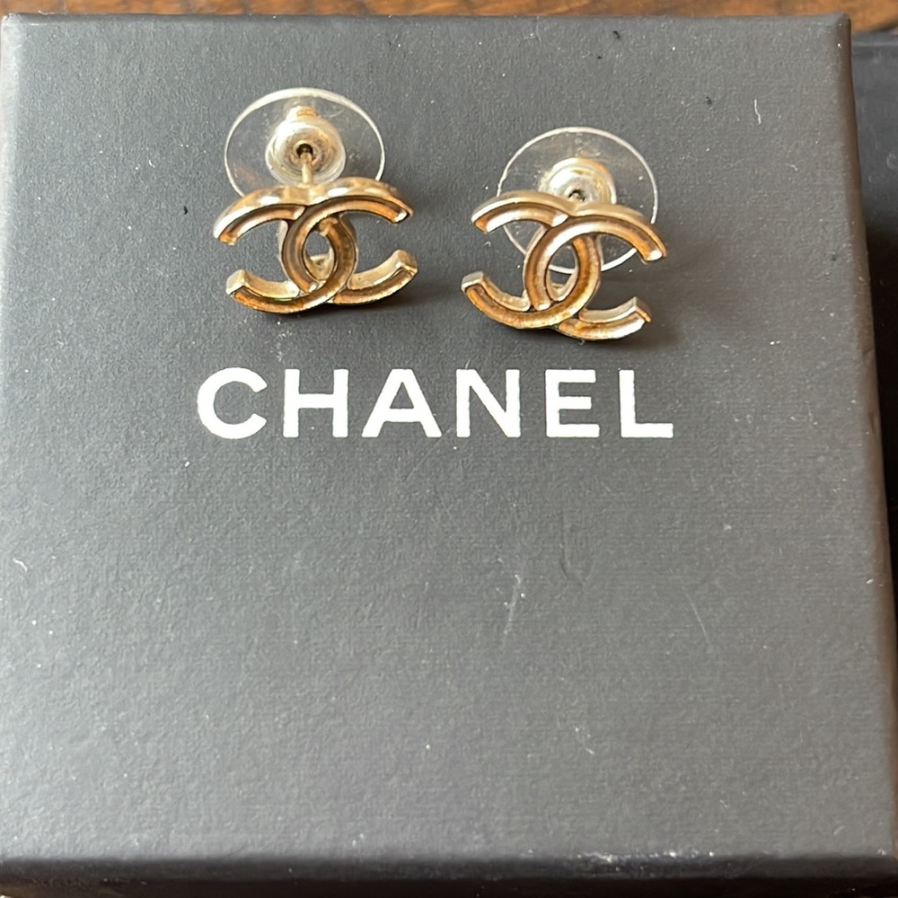 Chanel Gold & White A 15p Gold Tone Cc Pierce Earrings 11ck311s - Picture 4 of 15